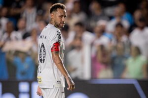 Com Neymar de titular, Santos divulga escalação para clássico