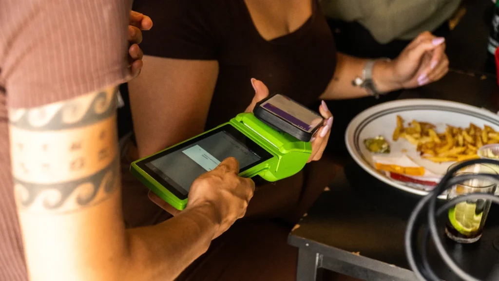 Justiça determina reintegração de funcionários demitidos em massa da Stone