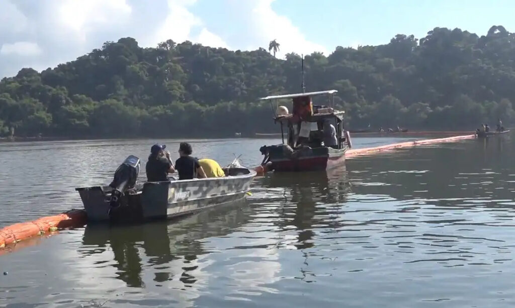 Barreiras de cabelo humano combatem poluição na Baía de Guanabara