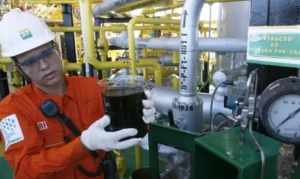 Preços do petróleo caem nas negociações eletrônicas após declaração de Trump sobre guerra com Irã