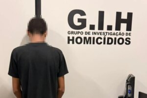 Homem paga R$ 20 mil para criminoso matar desafeto a facadas em loja