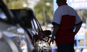 Preços dos combustíveis sobem pela quarta semana, e diesel já é encontrado a quase R$ 10 por litro