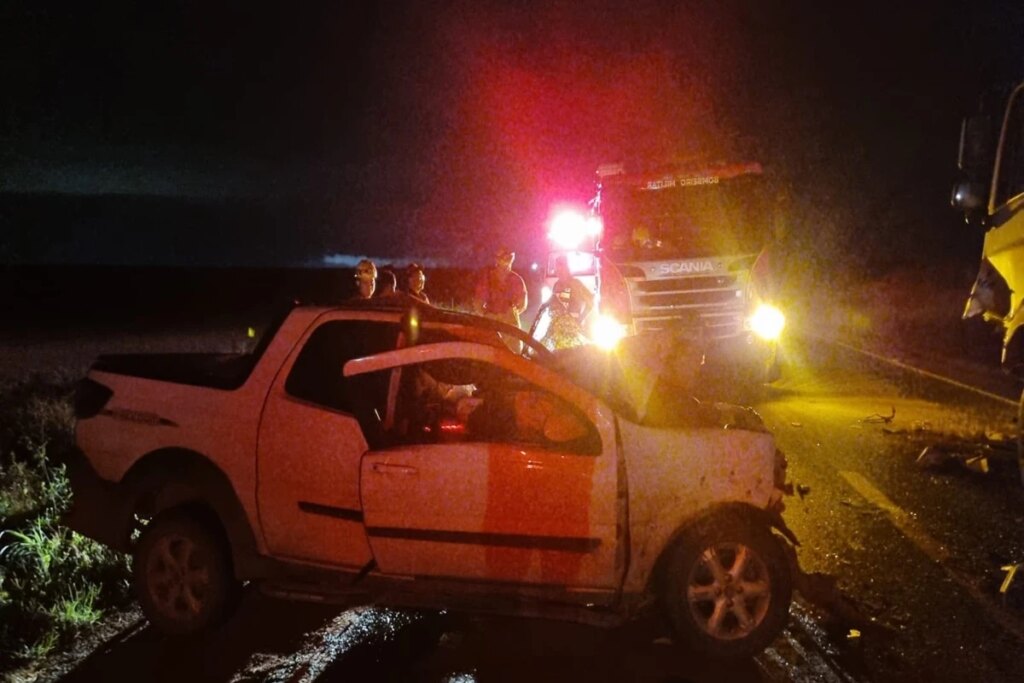 Dois homens morrem presos às ferragens após acidente na GO-174