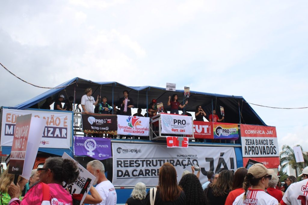 Professores do DF fazem protesto por melhores condições de trabalho, GDF diz que mantém “diálogo”