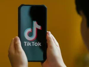 ECA Digital proíbe rolagem infinita e autoplay para crianças