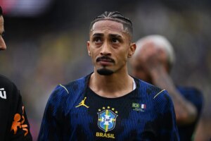 Raphinha sente dores e é substituído durante amistoso do Brasil