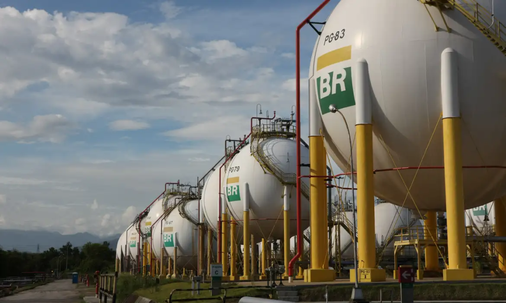 Presidente da Petrobras descarta reajuste imediato nos combustíveis