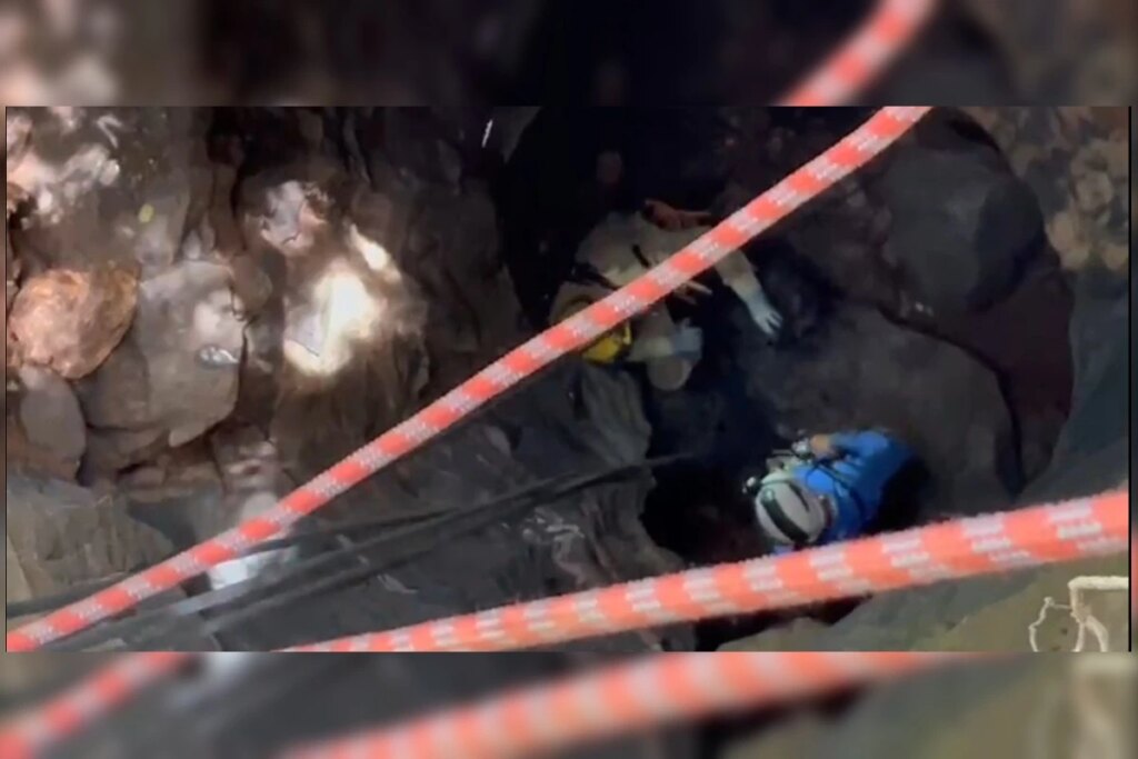 Homem despenca de seis metros em caverna e é resgatado em Goiás