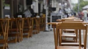 Número de empresas no prejuízo diminui, mas endividamento e inflação preocupam setor de bares e restaurantes