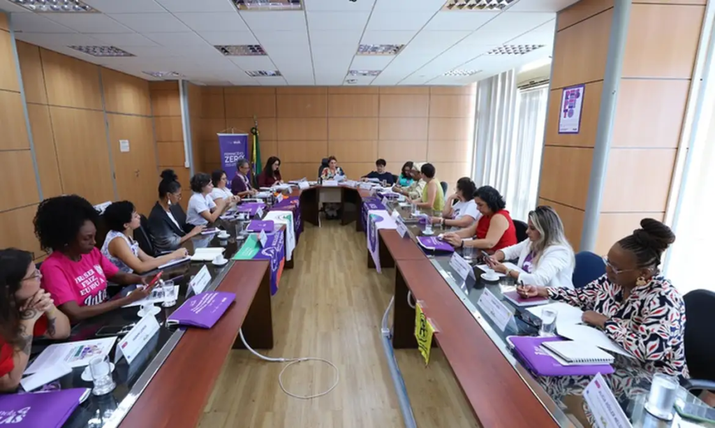 Movimentos feministas entregam manifesto com pautas ao governo
