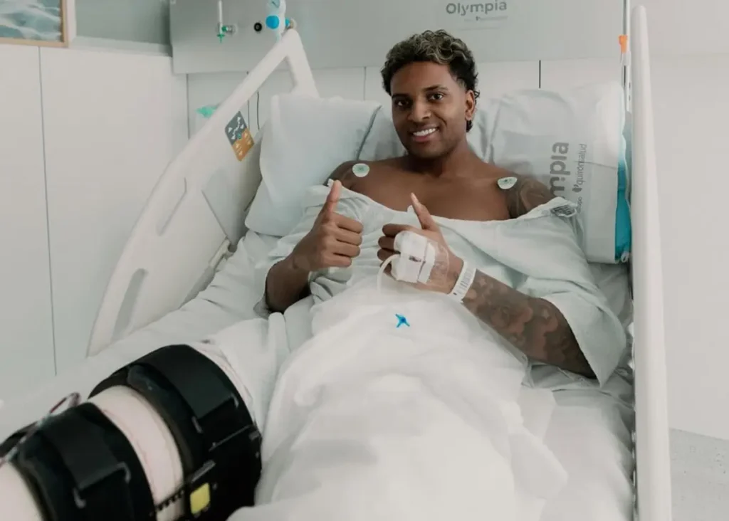 Atacante Rodrygo realiza cirurgia no ligamento cruzado do joelho