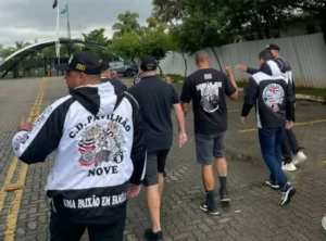 Torcedores do Corinthians "cobram" jogadores no CT