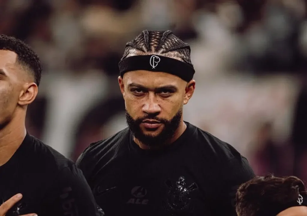 Memphis Depay é denunciado ao STJD por usar celular no banco de reservas e pode pegar gancho de seis jogos