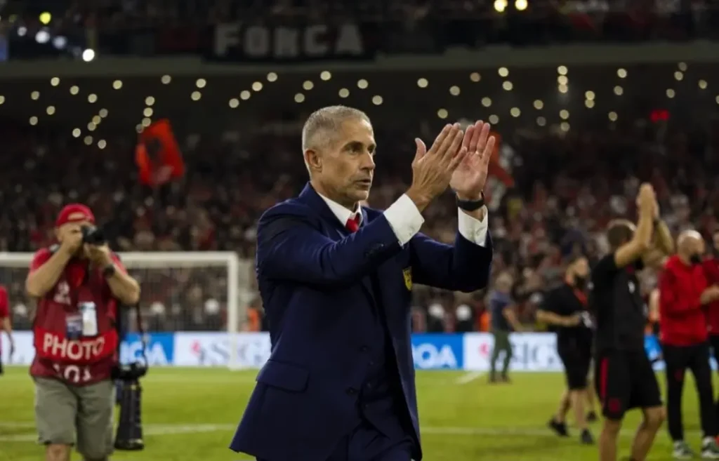 Albânia de Sylvinho é eliminada e Copa do Mundo não terá técnico brasileiro pela primeira vez na história