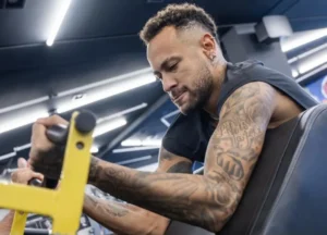 Neymar faz retrospecto da carreira e dispara: "Errei pra po***"