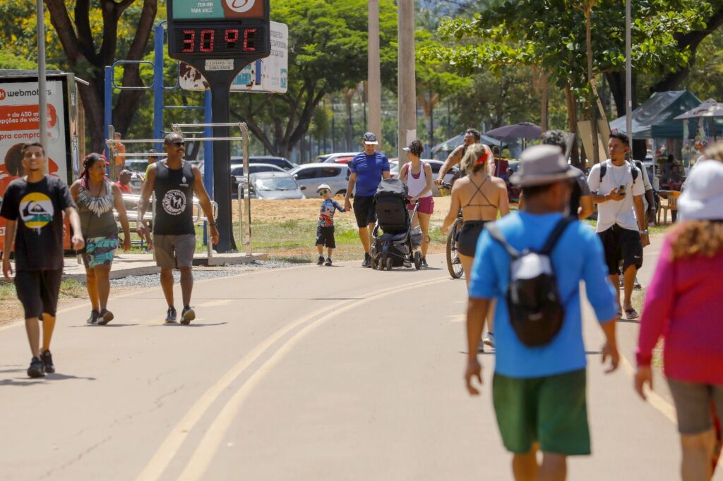 Março encerra o verão com calor persistente e chuva irregular no Brasil
