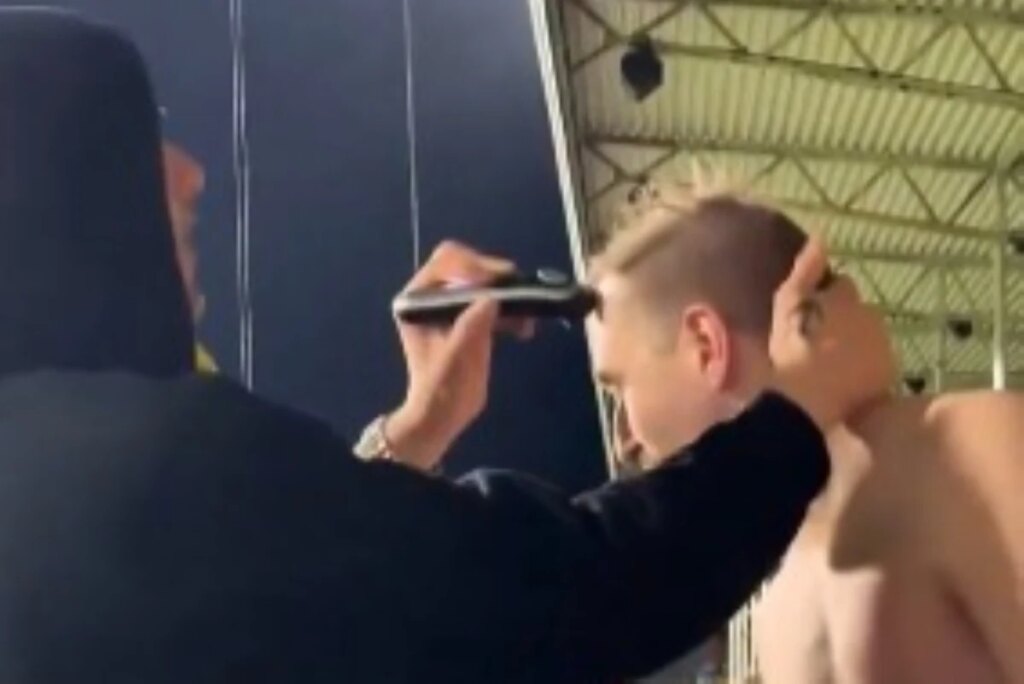 Bodo/Glimt vence 5ª seguida na Champions e fã raspa cabelo no estádio