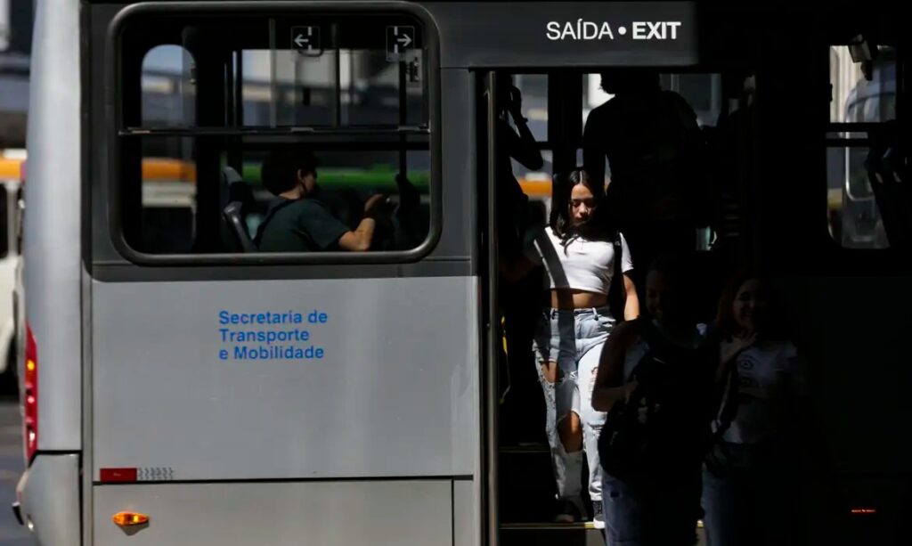 Projeto de lei exige protocolos contra assédio em transportes públicos