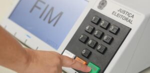 TSE cria 'lei seca da IA' e aperta o cerco contra plataformas nas eleições