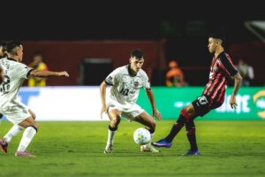 Com um gol em cada tempo, Vitória derrota Atlético-MG no Brasileirão