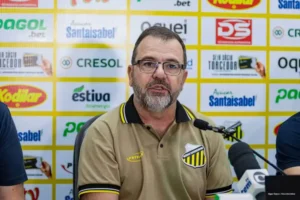 Enderson Moreira analisa queda de Filipe Luís e critica imediatismo no futebol brasileiro