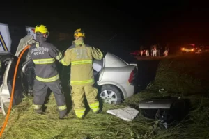 Mãe e filho morrem após carro colidir com carreta na GO-164