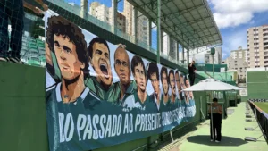 Torcida do Goiás eterniza ídolos com nova faixa na Serrinha