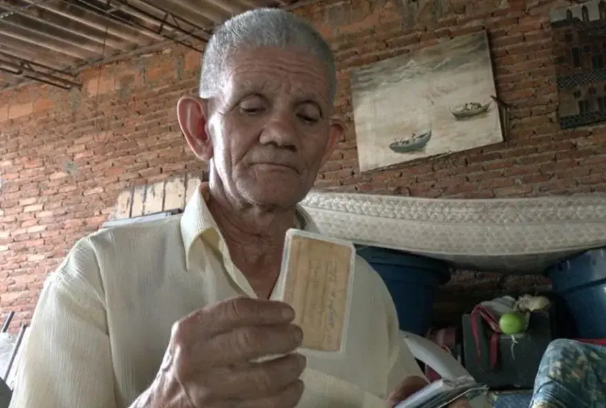 Idoso perde aposentadoria do INSS pela segunda vez após ser dado como morto em Goiás Morador de Itauçu, de 81 anos, vive de bicos e doações