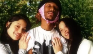 Gêmeas vivem relacionamento com o mesmo homem