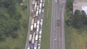 Acidente envolvendo 4 veículos bloqueia Rodoanel e causa congestionamento