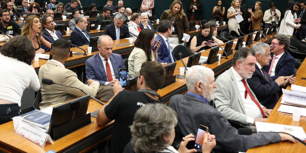 Oposição pede vista e votação da PEC que derruba escala 6x1 é adiada