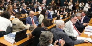 Oposição pede vista e votação da PEC que derruba escala 6x1 é adiada