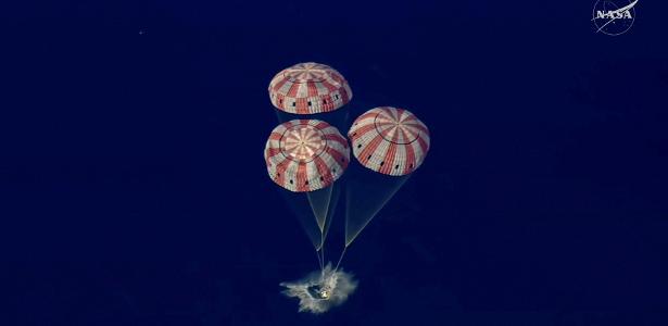cápsula com astronautas volta ilesa após volta ao redor da Lua