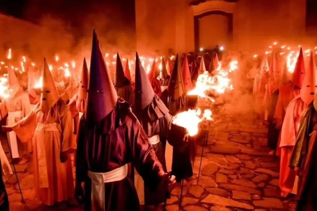 Procissão do Fogaréu: veja história por trás da celebração na cidade de Goiás