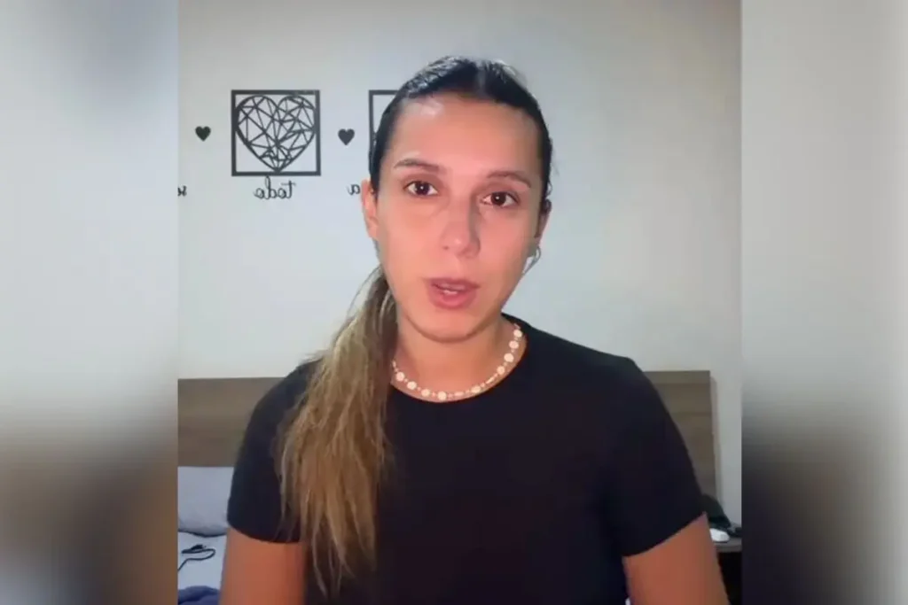 Argentina que fez gesto de macaco e foi detida no Rio volta ao país de origem