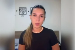 Argentina que fez gesto de macaco e foi detida no Rio volta ao país de origem