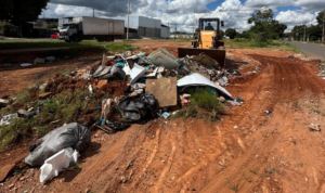 DF Legal aplica multa por descarte irregular de lixo em Ceilândia