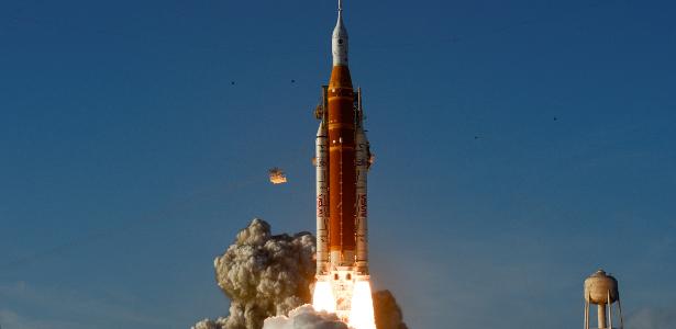 Missão Artemis 2 deixa a órbita terrestre rumo à Lua