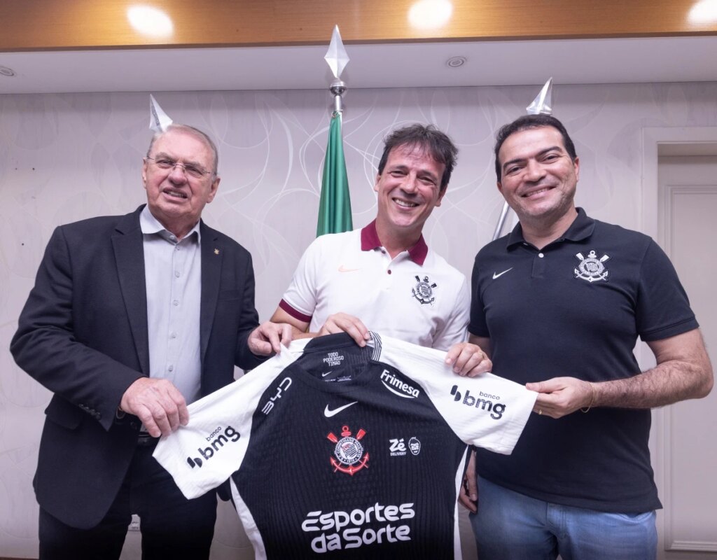Corinthians oficializa contratação do treinador Fernando Diniz