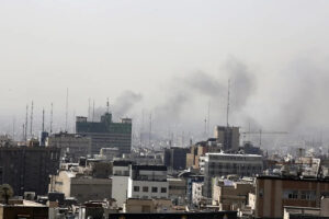 Irã afirma ter bombardeado Kuwait e Emirados após ataques às suas instalações petrolíferas