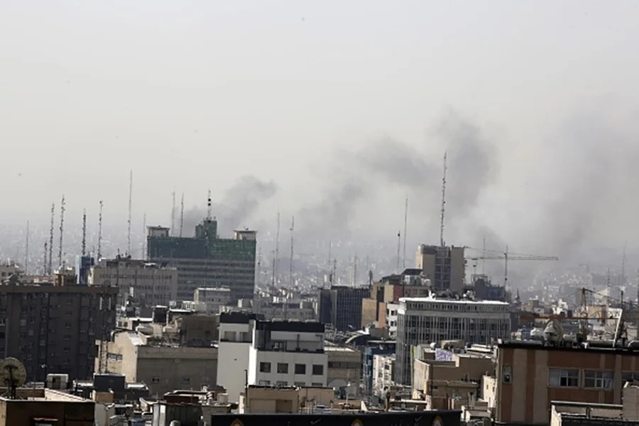 Irã afirma ter bombardeado Kuwait e Emirados após ataques às suas instalações petrolíferas