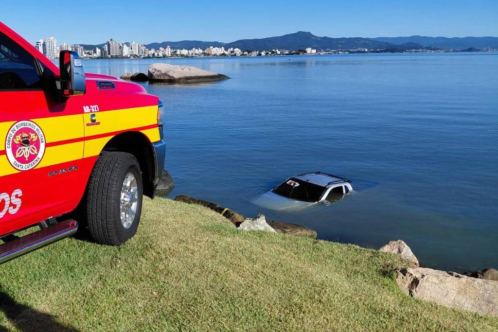 Homem perde controle de direção em avenida de Florianópolis (SC) e carro cai no mar