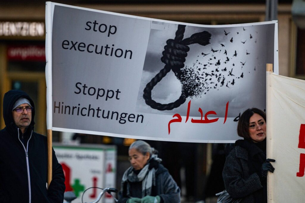 Irã intensifica repressão com prisões e execuções durante a guerra