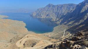 Superpetroleiros chineses transitam pelo estreito de Ormuz