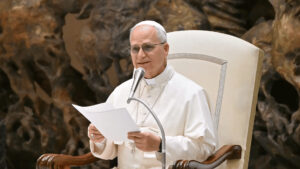 Papa Leão XIV pede fim à guerra EUA-Irã em vigília no Vaticano