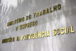 Secretário responsável por lista suja do trabalho escravo é demitido em meio a crise em ministério