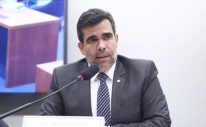 Deputado Ricardo Ayres fala ao microfone