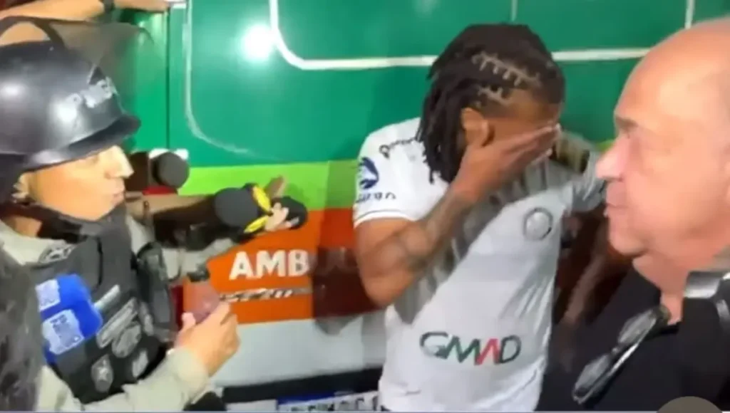 Atacante do Operário-PR chora após denúncia de racismo no duelo contra o Vila Nova pela Série B