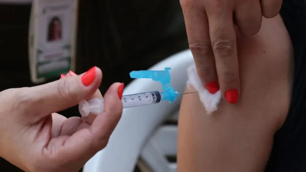 Imagem mostra pessoa sendo vacinada