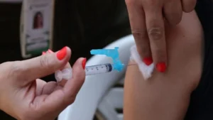 Imagem mostra pessoa sendo vacinada